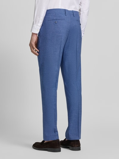 Mannenmodel draagt Slim Fit Anzughose mit Bügelfalten van Christian Berg Men in blauw met structuurpatroon, viscosemix, detailopname rugaanzicht.