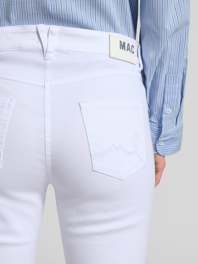 Frauenmodel trägt Wide Leg Jeans im 5-Pocket-Design Modell 'Laura' von MAC aus weißem Baumwoll-Mix mit Stretch-Anteil, Detailaufnahme Rückansicht.