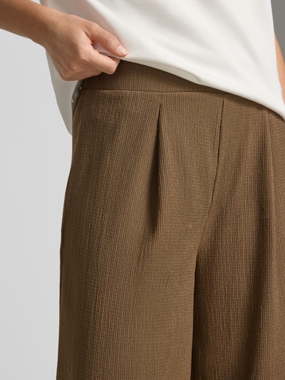 Frauenmodel trägt Relaxed Fit Culotte in strukturierter Optik von s.Oliver RED LABEL, Optik: Unifarben, Passform: Relaxed-Fit, High-Waist, Bundabschluss: Elastisch, Seitliche Eingrifftaschen, Materialverarbeitung: Jersey, Nahaufnahme Oberkörper.
