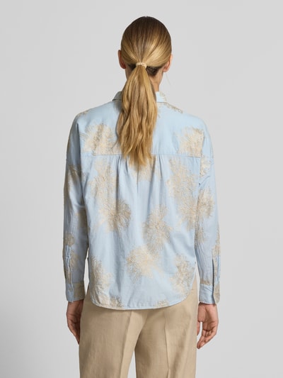 Modelka nosi Regular Fit Bluse mit Stitchings Modell 'LUCY' od 0039 Italy z czystej bawełny, kolor jasnoniebieski z haftami, widok całej sylwetki z tyłu