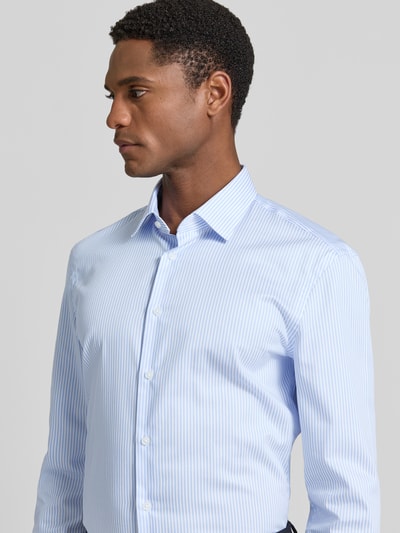Männermodel trägt Slim Fit Freizeithemd mit Kentkragen von Jake*s, Reine Baumwolle, hellblau mit feinen Streifen, Langärmelig, Nahaufnahme Oberkörper