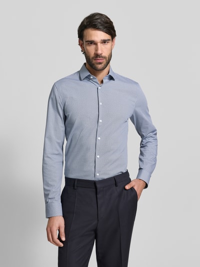 Męski model nosi Slim Fit Freizeithemd mit Kentkragen od OLYMP No. Six, mieszanka bawełny elastycznej, krój slim fit, na całej długości listwa guzikowa, długie rękawy, sportowe mankiety, długość tyłu w rozmiarze 40: 79 cm, szerokość ramion w rozmiarze 40: 43 cm, długość rękawa w rozmiarze 40: 66 cm, koszula w jasnoniebieską drobną kratkę, gładka tekstura, widok z przodu na całą sylwetkę.