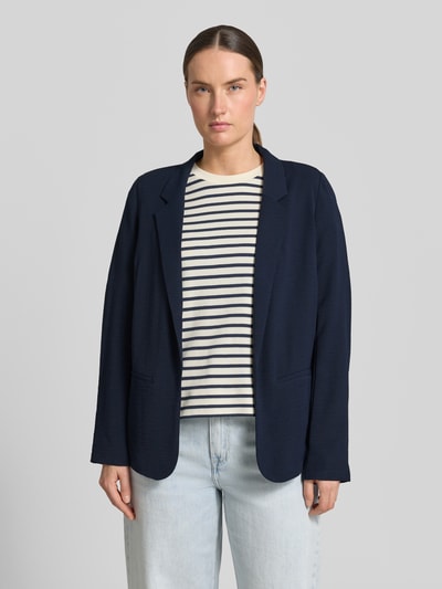 Modelka kobieca nosi Regular Fit Blazer mit Reverskragen und Paspeltaschen od Zero, granatowy, krój regular fit, otwarty fason, długość tyłu w rozmiarze 36: 65 cm, szerokość w rozmiarze 36: 39 cm, długość rękawa w rozmiarze 36: 60 cm, widok całej sylwetki z przodu