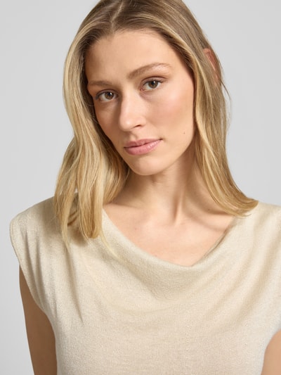 Frauenmodel trägt Relaxed Fit T-Shirt aus Viskose-Mix von s.Oliver BLACK LABEL in Optik: Unifarben mit Effektgarn, Wasserfall-Ausschnitt, Materialverarbeitung: Strick, Nahaufnahme Oberkörper.