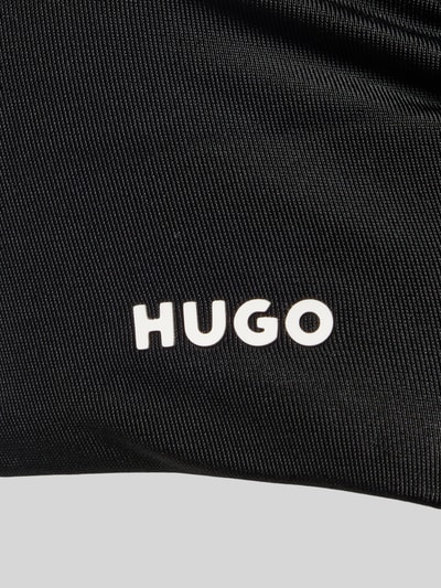 Produktfoto, schwarzes Bikini-Oberteil mit Label-Schriftzug Modell 'PURE BANDEAU' von HUGO, unifarbene Optik, fein strukturierte Oberfläche