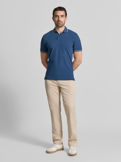 Männermodel trägt Gerade Hose aus Viskose-Mix Modell 'Everest' von Brax in Beige mit glatter Textur, Herren Ganzkörperansicht von vorne.