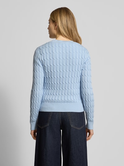 Modelka kobieca ma na sobie Slim Fit Strickpullover aus reiner Baumwolle od Tommy Hilfiger, niebieski, krój slim fit, dzianina, widok całej sylwetki z tyłu.
