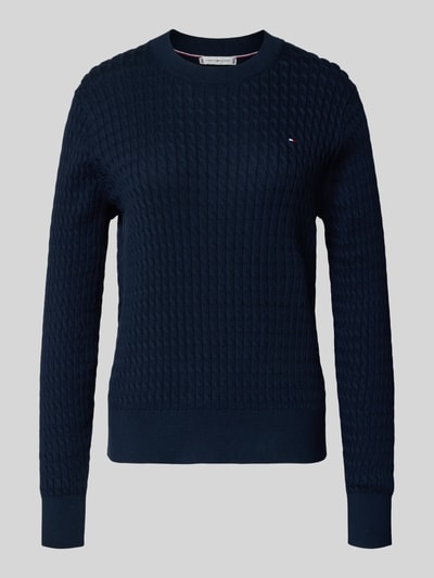 Produktfoto, dunkelblauer Slim Fit Pullover aus reiner Baumwolle von Tommy Hilfiger mit Zopfmuster, Strickoptik, Rundhals, Logo-Detail