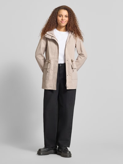 Vrouwenmodel draagt Regular Fit Parka met tunnelkoord Model 'LOUISE' van ONLY, look: effen, lange mouw, pattentas, frontale volledige lichaamsweergave.
