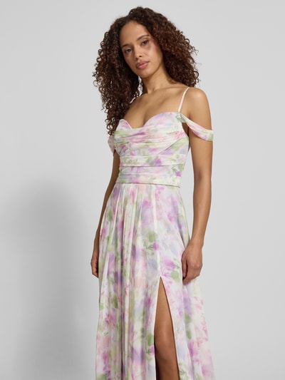 Frauenmodel trägt Maxikleid im Allover-Look von Mascara aus Chiffon, Taillierter Schnitt, Drapierungen, weiche Pastellfarben, Nahaufnahme Oberkörper. Rückenlänge bei Größe 36: 135 cm, Brustweite bei Größe 36: 35 cm.
