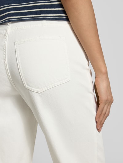 Frauenmodel trägt Jeans mit Eingrifftaschen von Lanius aus Reine Baumwolle in Weiß, Regular-Fit, Detailaufnahme Gesäßbereich.