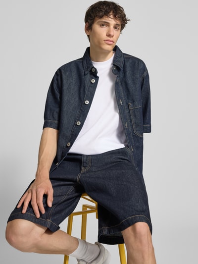 Männermodel trägt T-Shirt mit Rundhalsausschnitt Modell 'EURBAN EDGE' von Jack & Jones in Weiß aus reiner Baumwolle, Modern Fit, Ganzkörperansicht von vorne. Rückenlänge bei Größe M: 68 cm.