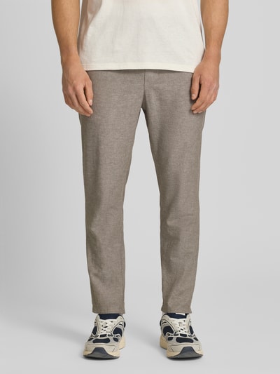 Männermodel trägt Tapered Leinenhose aus Baumwoll-Leinen-Mix Modell 'LINUS' von Only & Sons in Melange-Optik, Ganzkörperansicht von vorne.