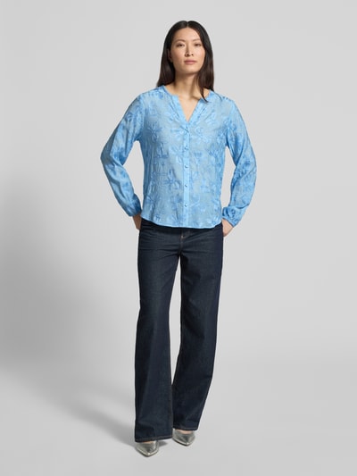 Frauenmodel trägt Bluse aus Viskose-Mix mit Knopfleiste Modell 'Randy' von FREE/QUENT, hellblau, strukturierte Oberfläche, Ganzkörperansicht von vorne.