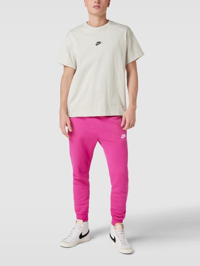 Nike Spodnie dresowe o kroju standard fit z mieszanki bawełny model ‘NSW CLUB JOGG’ Fuksjowy 1