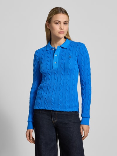 Frauenmodel trägt Strickpullover mit Zopfmuster und Polokragen von Polo Ralph Lauren, reine Baumwolle, Slim Fit, Ganzkörperansicht von vorne