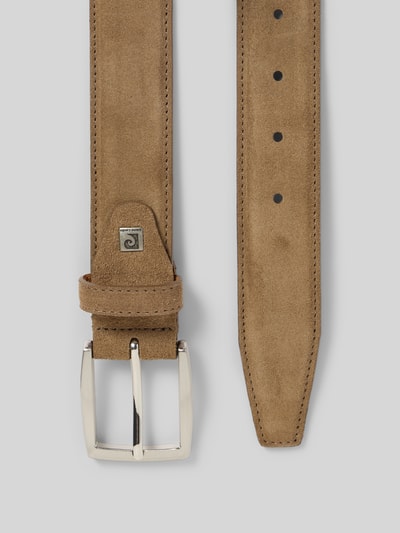 Produktfoto, Gürtel mit Dornschließe von Pierre Cardin aus echtem Leder in Beige, klassische Passform, silberne Schließe, Label-Detail, 4 cm breit.