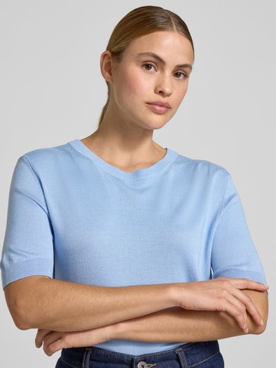 Vrouwenmodel draagt Strickshirt aus Viskose-Mix mit Rundhalsausschnitt van Smith and Soul in lichtblauw, slim fit, geribde boorden, dames shirt van viscosemix, bovenlichaam close-up vooraanzicht.