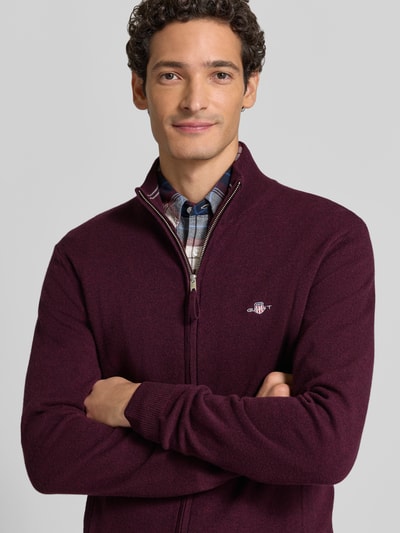 Männermodel trägt Regular Fit Pullover aus reiner Wolle von GANT, unifarben, Rundhals, Sticklogo, Stricktextur, Nahaufnahme Oberkörper.