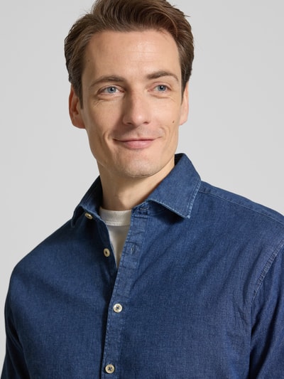 Männermodel trägt Relaxed Fit Freizeithemd aus Baumwoll-Mix von Lindbergh in Blau mit Kentkragen, Knopfleiste, Nahaufnahme Oberkörper.