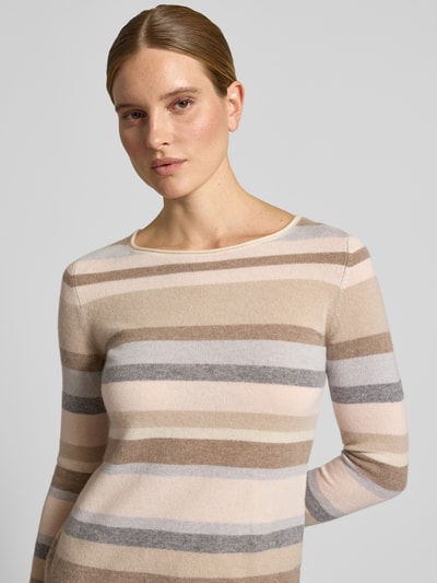 Frauenmodel trägt Regular Fit Longsleeve aus reinem Kaschmir von Christian Berg Woman mit Rundhalsausschnitt, Strick-Optik, Beige- und Brauntönen, Nahaufnahme Oberkörper.