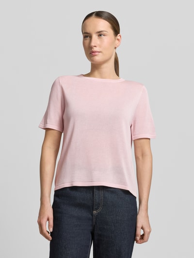 Frauenmodel trägt T-Shirt mit Rundhalsausschnitt Modell 'TENCYM' von Mango, hellrosa, Material-Mix mit Lyocell, Nahaufnahme Oberkörper