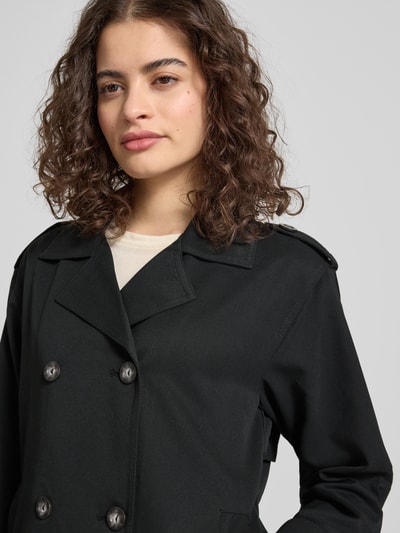 Frauenmodel trägt Regular Fit Trenchcoat-Jacke mit Reverskragen Modell 'HANNAH' von Only, unifarben, Schulterriegel, Nahaufnahme Oberkörper.