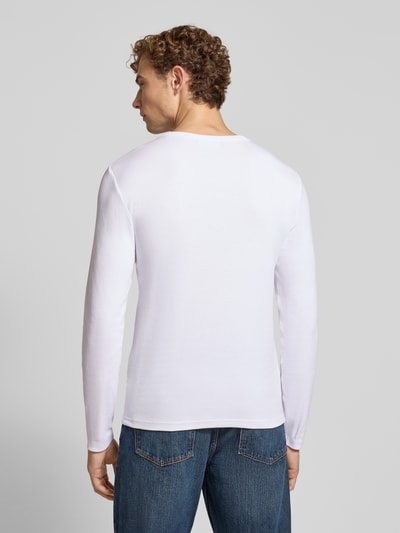Männermodel trägt Relaxed Fit Langarmshirt aus katoenmix model 'MORRIS' van Jake*s Studio Men in effen wit, Ganzkörperansicht Rückansicht