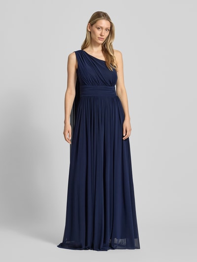 Frauenmodel trägt Maxikleid im One-Shoulder-Look mit Taillenband von TROYDEN COLLECTION aus dunkelblauem Chiffon, taillierter Schnitt, Drapierungen, Ganzkörperansicht von vorne. Rückenlänge bei Größe 36: 155 cm, Brustweite bei Größe 36: 36 cm.
