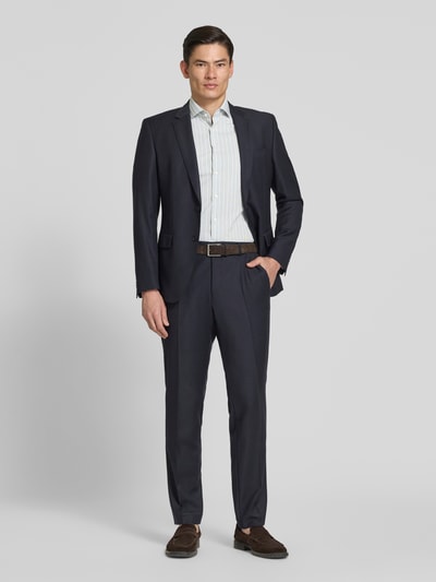 Männermodel trägt Slim Fit Business-Hemd mit Blockstreifen und Kentkragen von OLYMP, dezente Pastelltöne, glatte Textur, Ganzkörperansicht von vorne. Rückenlänge 85 cm, Schulterbreite 42 cm, Ärmellänge 22 cm, klassische Knopfleiste.