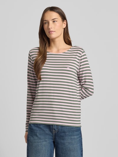 Vrouwenmodel draagt Regular Fit Longsleeve uit viscosemix van Fynch-Hatton in roze en groen gestreept met ronde hals, logostitching, ruglengte 60 cm bij maat S. Ganzkörperansicht von voren.