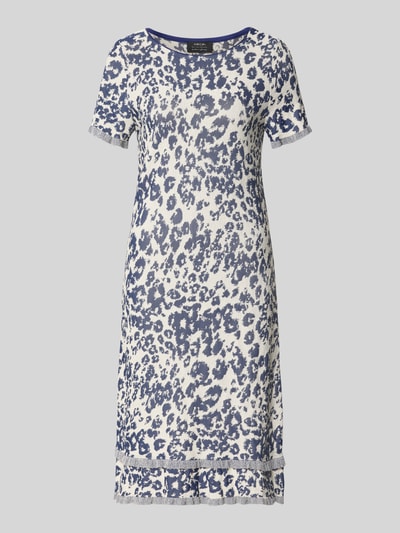Frauenmodel trägt Knielanges Strickkleid aus Viskose-Mix im Allover-Look von Marc Cain in Weiß und Blau, A-Linie, Rundhalsausschnitt, Ganzkörperansicht von vorne. Rückenlänge bei Größe 36: 101 cm, Brustweite: 43 cm, Ärmellänge: 22 cm.