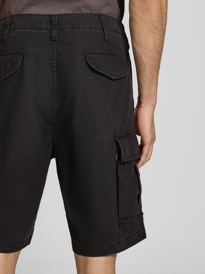 Männermodel trägt Cargoshorts aus reiner Baumwolle von Levi's®, Optik: Unifarben, Passform: Relaxed-Fit, Ganzkörperansicht Rückansicht.