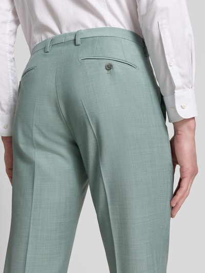 Männermodel trägt Anzughose mit französischen Eingrifftaschen von CINQUE, Material-Mix mit Schafswolle, Straight Fit, Detailaufnahme Rückansicht.