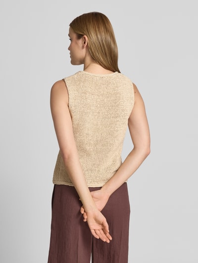 Frauenmodel trägt Stricktop mit Rundhalsausschnitt von Oui aus Baumwoll-Mix, Gerader-Schnitt, Grobstrick, Rückenlänge 54 cm, Ganzkörperansicht Rückansicht.