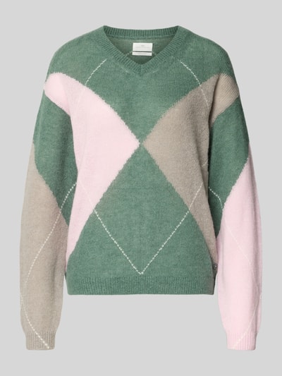 Produktfoto, Wollpullover mit gerippten Abschlüssen von Fynch-Hatton für Damen, Material-Mix mit Woll-Anteil, lockerer Schnitt, V-Ausschnitt, grüne, rosa und beigefarbene Rauten, weiche Textur.