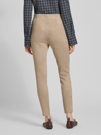 Männermodel trägt Slim Fit Hose in verkürzter Passform von Christian Berg Woman, elastyczna mieszanka materiałów, imitacja weluru, kolor beżowy, szerokość w rozmiarze 36: 37 cm, długość wewnętrzna nogawki 73 cm, krój slim fit, skrócony krój, spodnie damskie, Ganzkörperansicht Rückansicht