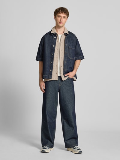 Männermodel trägt Modern Fit Freizeithemd mit Logo-Stitching Modell 'Jovren' von Pegador, Baumwoll-Anteil, Strukturmuster, Nahaufnahme Oberkörper.