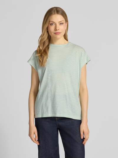 Frauenmodel trägt Damen T-Shirt von Armedangels, Modell 'STRIPE', Optik:Allover-Muster, Streifen-Design, Loose-Fit, gestreift, Logo-Stitching, Rundhals-Ausschnitt, Kurzarm, Slub Jersey aus reiner Bio-Baumwolle, Ganzkörperansicht von vorne.