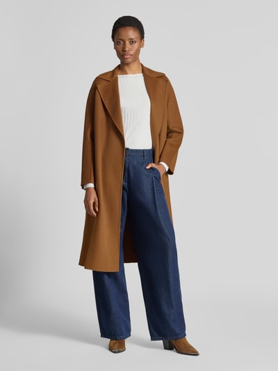 Frauenmodel trägt Slim Fit Langarmshirt aus Baumwoll-Mix Modell 'Sovke' von OPUS in Offwhite, klare Linien, glatte Textur, Ganzkörperansicht von vorne.