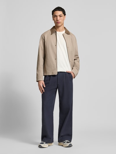 Męski model nosi Jacke mit Umlegekragen Modell 'GRAHAM' od Jack & Jones, krój regular fit, kremowy kolor, widok całej sylwetki z przodu. Szerokość w rozmiarze M: 58 cm, długość tyłu: 67 cm, szerokość ramion: 40 cm, długość rękawa: 73 cm.