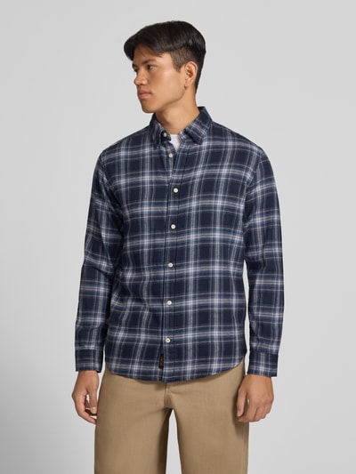 Männermodel trägt Regular Fit Freizeithemd mit Kentkragen Modell 'FIELD' von JACK & JONES, kariertes Design, Ganzkörperansicht von vorne. Herren Freizeithemd, reine Baumwolle, Rückenlänge 75 cm, Schulterbreite 48 cm, Ärmellänge 65 cm.