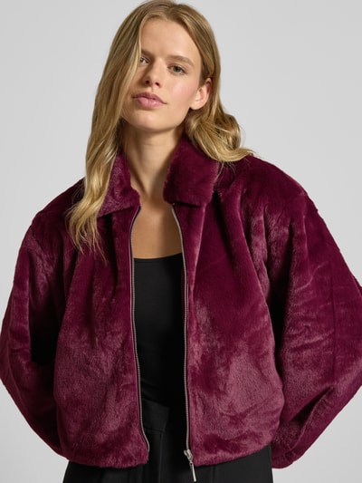 ONLY Regular Fit Webpelzjacke mit Umlegekragen Modell 'DANA' Bordeaux 3