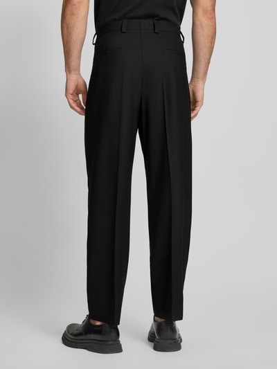 Mężczyzna nosi Straight Fit Hose aus Schurwoll-Mix Modell 'TONY' od HUGO, kolor czarny, gładka faktura, widok całej sylwetki z tyłu.