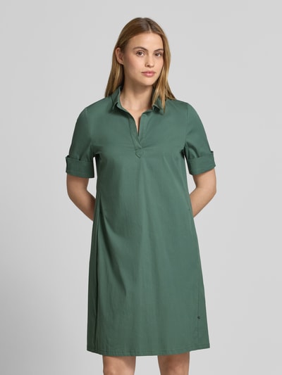 Frauenmodel trägt Hemdblusenkleid mit V-Ausschnitt von ROBE LÉGÈRE, Baumwoll-Mix, Gerader-Schnitt, Minikleid, Ganzkörperansicht von vorne.
