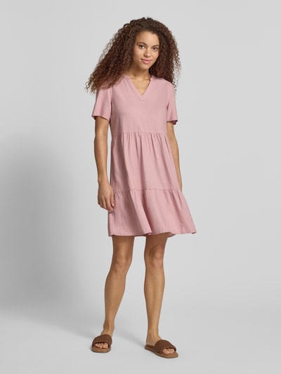 Frauenmodel trägt A-Linie Freizeitkleid aus Viskose-Leinen-Mix Modell 'TIRI-GOA' von Only, Optik: Unifarben, Ganzkörperansicht von vorne.