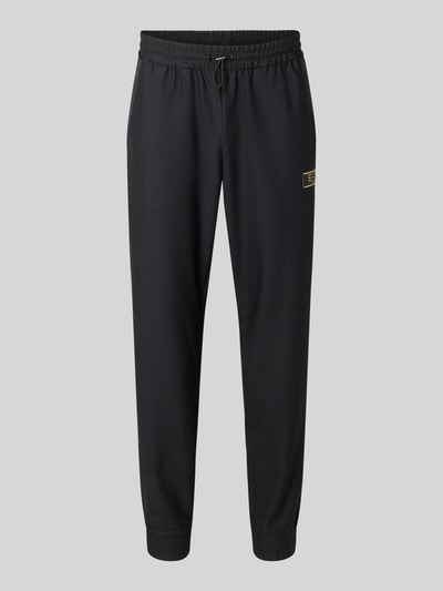 Produktfoto, Regular Fit Sweatpants mit Strukturmuster von EA7 Emporio Armani, czarny kolor, krój regular fit, wzór strukturalny, elastyczny materiał, kieszenie, elastyczny pas ze sznurkiem, długość nogawki wewnętrznej w rozmiarze M: 79 cm