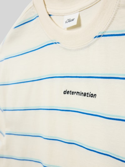 Mädchen trägt Regular Fit T-Shirt aus reiner Baumwolle von s.Oliver RED LABEL, Optik:Allover-Muster, gestreift, Nahaufnahme Oberkörper.