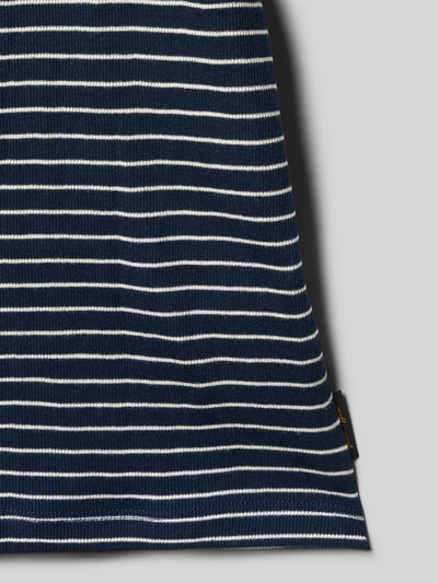 Produktfoto, Regular Fit T-Shirt in Strick-Optik Modell 'Edover' von JACK & JONES, Kinder T-Shirt aus reiner Baumwolle mit weißen Querstreifen auf dunkelblauem Grund, Rundhalsausschnitt, Rückenlänge bei Größe 140: 52 cm