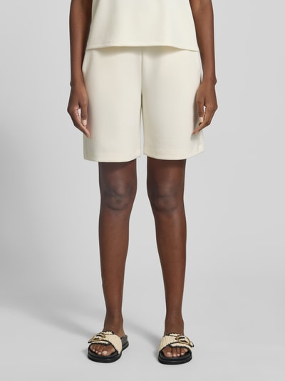 Frauenmodel trägt Top aus Modal-Mix mit Rundhalsausschnitt von Rich & Royal, Damen, Regular-Fit, Stretch-Anteil, Nahaufnahme Unterkörper.